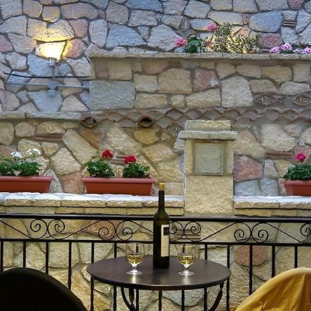 فندق Pitho ذلفي المظهر الخارجي الصورة